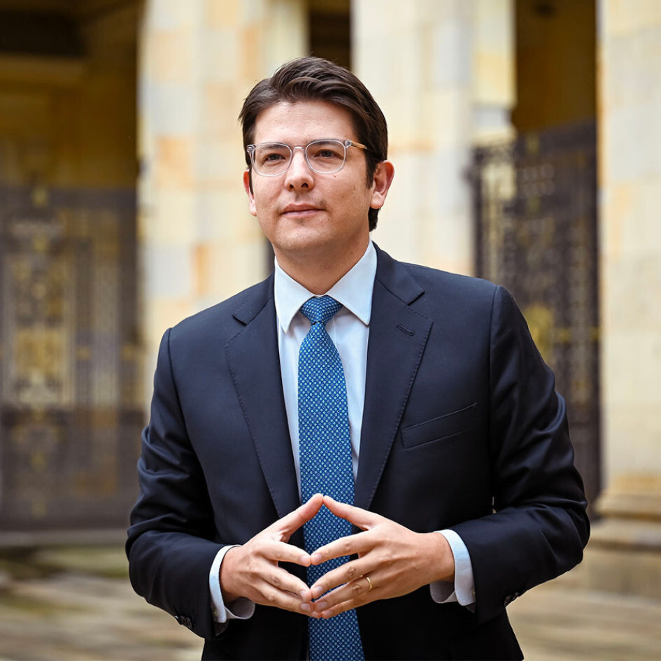 Portrait of Colombian Senator Miguel Uribe Turbay wearing a suit and tie, looking directly at the camera.